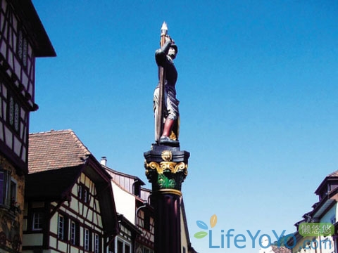 　　在那個春日艷陽的午后,一艘白色的游船在幽藍的圖恩湖上緩行。