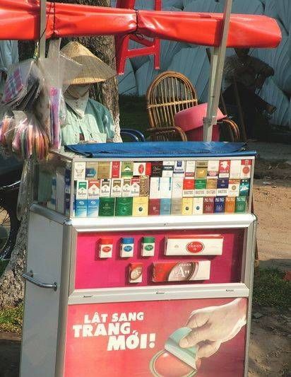 　煙攤，越南街頭隨處都是這樣的流動(dòng)小攤。