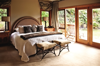 酒店住宿頗具特色,窗外就是 新西蘭的美麗景色。