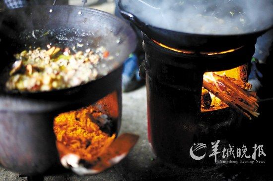 　　吃幾頓土家飯,喝幾杯土家酒,嘗幾塊土家肉。