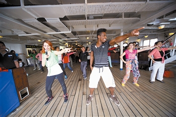 　　游客在“海娜號”郵輪甲板上共舞。