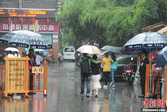 圖為“五一”小長假首日門票檢查仍偏松。楊華峰 攝