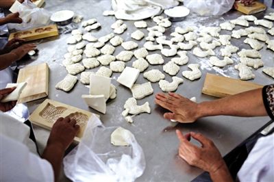 面花是黃驊最有特色的一種面食，常見于各種禮事和節(jié)日宴席上，充滿了儀式感。