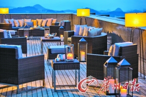 露臺(tái)能觀(guān)賞美麗山色。