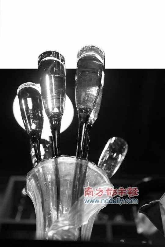 調(diào)制好的雞尾酒倒在造型奇特的玻璃杯中。