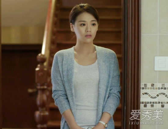 灰色開衫內(nèi)搭圓領(lǐng)的米色T恤，優(yōu)雅知性