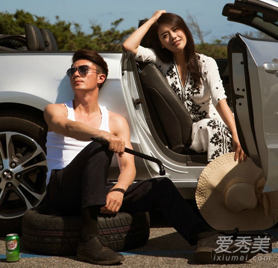 白色連衣裙配黑色花紋，個性優(yōu)雅