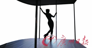 淋病是人類特有的疾病之一，性接觸是主要傳染形式。圖為美國一名性工作者在跳鋼管舞。