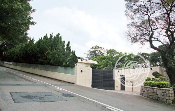 豪宅大門口。