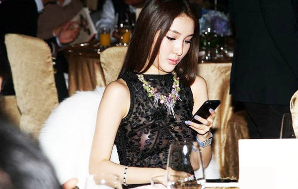 2013年11月30日，郭美美出席保利珠寶拍賣活動，現(xiàn)場郭美美一席透視的上衣性感現(xiàn)身，胸前乳貼顯露無