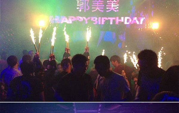 2013年6月16日下午，郭美美在網(wǎng)上曬出一組慶生照。通過照片可以看出，酒吧的巨大舞池中燃放焰火