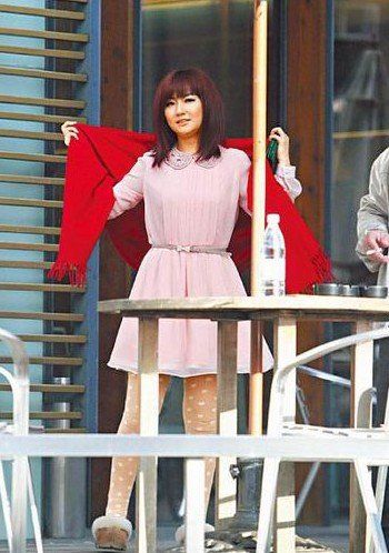 Selina大傘遮陽(yáng)扮萌開工 Selina大傘遮陽(yáng)扮萌開工