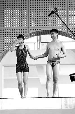 蔡卓妍進(jìn)行《中國星跳躍》的訓(xùn)練，她在教練田亮的陪伴下走上跳臺，但仍嚇得不敢往下看。 實(shí)習(xí)生 翟超 攝