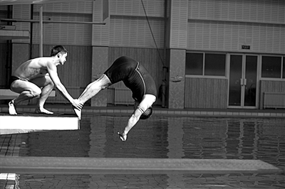 田亮正在給陳光標(biāo)把關(guān)、塑形。