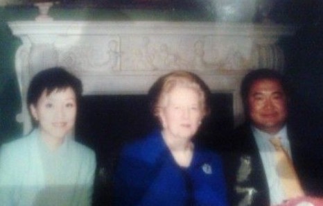 楊瀾丈夫公布與撒切爾夫人合影。