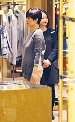 林青霞到香港購物時疑似激凸 林青霞到香港購物時疑似激凸
