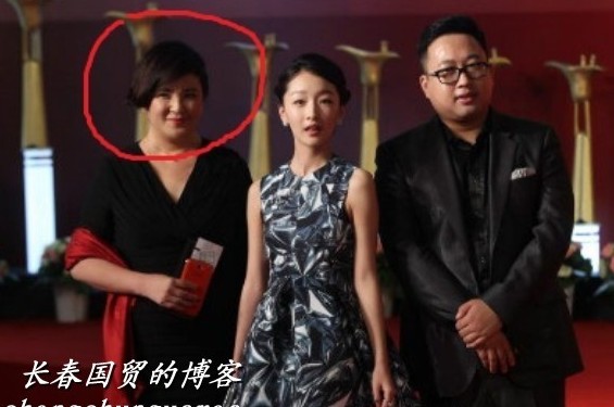 周冬雨與于正（右）和“干媽”（左）。