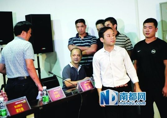 佛山精武會(huì)會(huì)長(zhǎng)梁旭輝在弟子保護(hù)下來(lái)到現(xiàn)場(chǎng)。