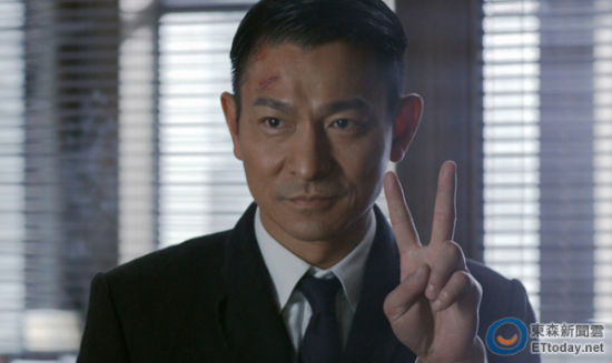 媒體爆料17年前華仔拍戲踢壞直升機。