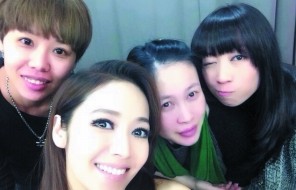 侯佩岑（中）14日在微博公開近照，被粉絲看出臉變圓。