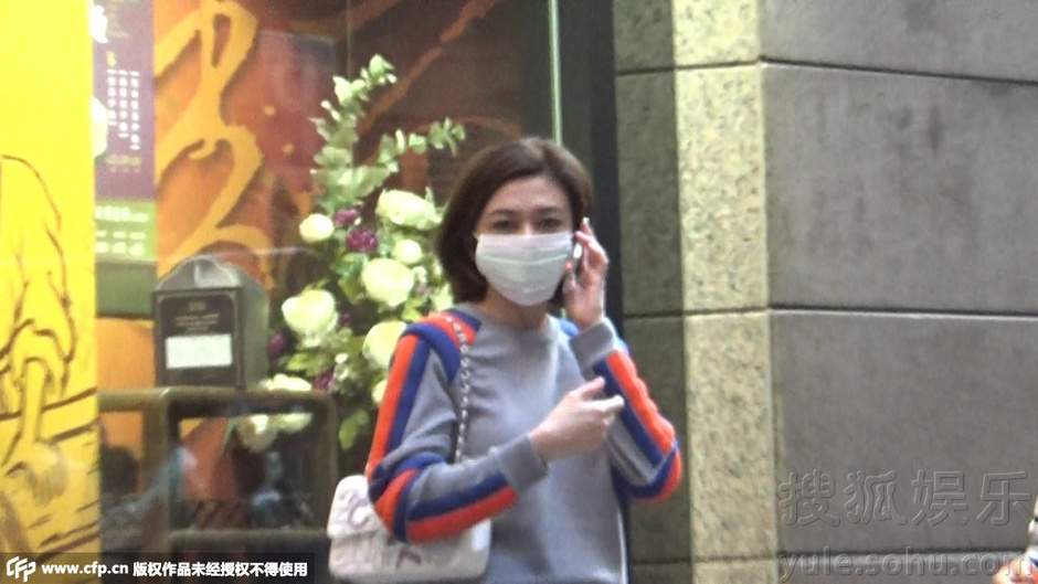 關之琳口罩遮面無人識 穿短褲打電話美腿超吸睛 關之琳口罩遮面無人識 穿短褲打電話美腿超吸睛