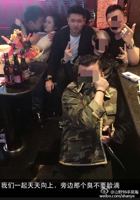 田源朋友辟謠稱左側(cè)抱著女子親吻的是田源的發(fā)小，女子的男友。