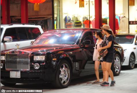 市民觀看豪車 市民觀看豪車