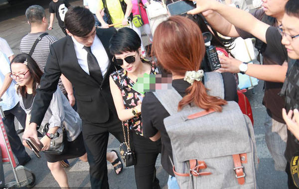 2015年7月6日，北京，陶喆前任楊子晴現(xiàn)身首都機(jī)場(chǎng)。剛一出來就遭到媒體圍堵，問及7號(hào)陶喆會(huì)有反駁證據(jù)