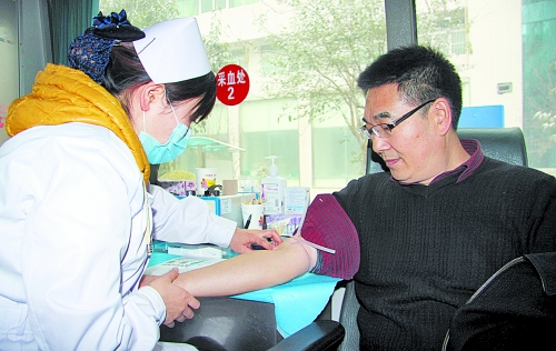 雪地里，百余名醫(yī)護(hù)人員獻(xiàn)血救急