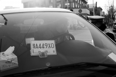 “最嚴(yán)交規(guī)”實施首日 多名司機(jī)被扣12分 “最嚴(yán)交規(guī)”實施首日 多名司機(jī)被扣12分