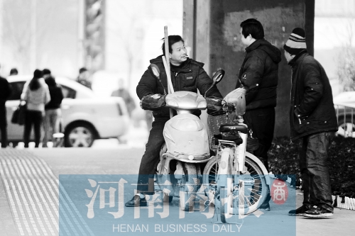 想讓農(nóng)民工安定下來，城市要給他們相應(yīng)的福利待遇，還有家的感覺