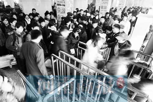 這兩天，汽車站客流量很大　