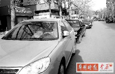 友愛路，路邊停了一排車，本來不寬的路就變得更窄了。