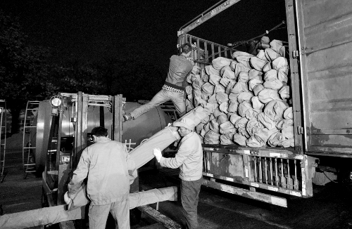 　23日凌晨，首批200套簡(jiǎn)易廁所在鄭州裝車(chē)