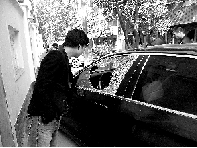 有個人晃了一圈后，寶馬、現(xiàn)代、越野的車窗都“長”出大窟窿