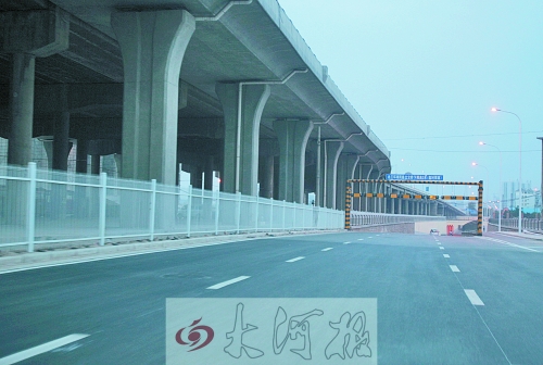 下穿隧道限高3米，不影響公交車通行。