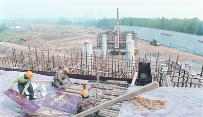 中原西路西南繞城高速公路互通式立交項(xiàng)目已完成總工程量的35%。