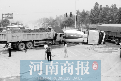 事故現(xiàn)場的附近居民稱，路口的紅綠燈從來沒亮過