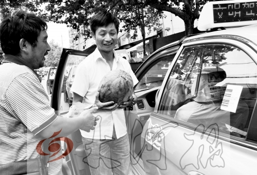 　　的哥將一天的運(yùn)營收入捐給陳小立，陳小立送瓜感謝。