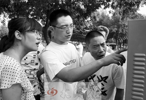 工作人員向市民介紹自行車(chē)租賃程序 工作人員向市民介紹自行車(chē)租賃程序