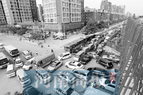 路口四個(gè)方向直行、左轉(zhuǎn)交織，車輛相互抵頭，無(wú)法正常通行