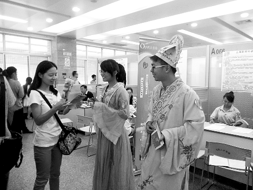 招聘會(huì)上，企業(yè)玩起行為藝術(shù)。