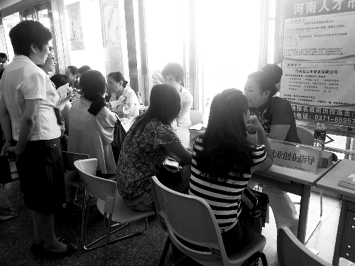 招聘會(huì)，導(dǎo)師團(tuán)正與大學(xué)生面對(duì)面交談。