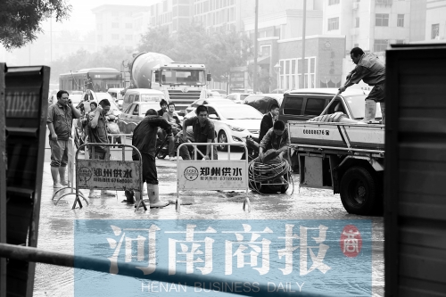 工作人員正在搶修，預(yù)計(jì)今晚能恢復(fù)供水