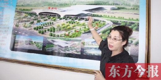 梁園區(qū)高鐵建設(shè)指揮部常務(wù)副指揮長、梁園區(qū)委副書記杜麗亞向記者介紹高鐵站效果圖