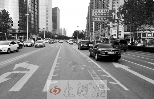 這條畫有多條短斜線的車道就是可變車道，視車流量大小而定，直行車輛多時它是一個直行車道，左轉(zhuǎn)車輛多時它