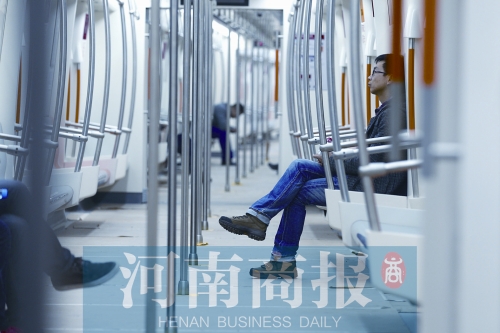 倆小時(shí)不出地鐵站，要按全程收費(fèi) 王春勝/攝