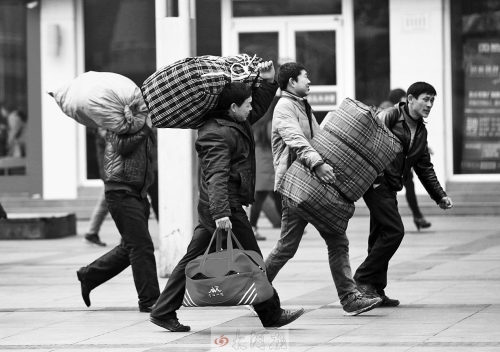 鄭州火車(chē)站廣場(chǎng)，行色匆匆的趕路人。