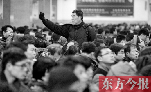 一場雨夾雪讓鄭州火車站的客流又增加了不少。昨天，售票大廳內(nèi)排隊購票的旅客摩肩接踵