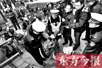 面對要暫扣的非機動車，看車人急了